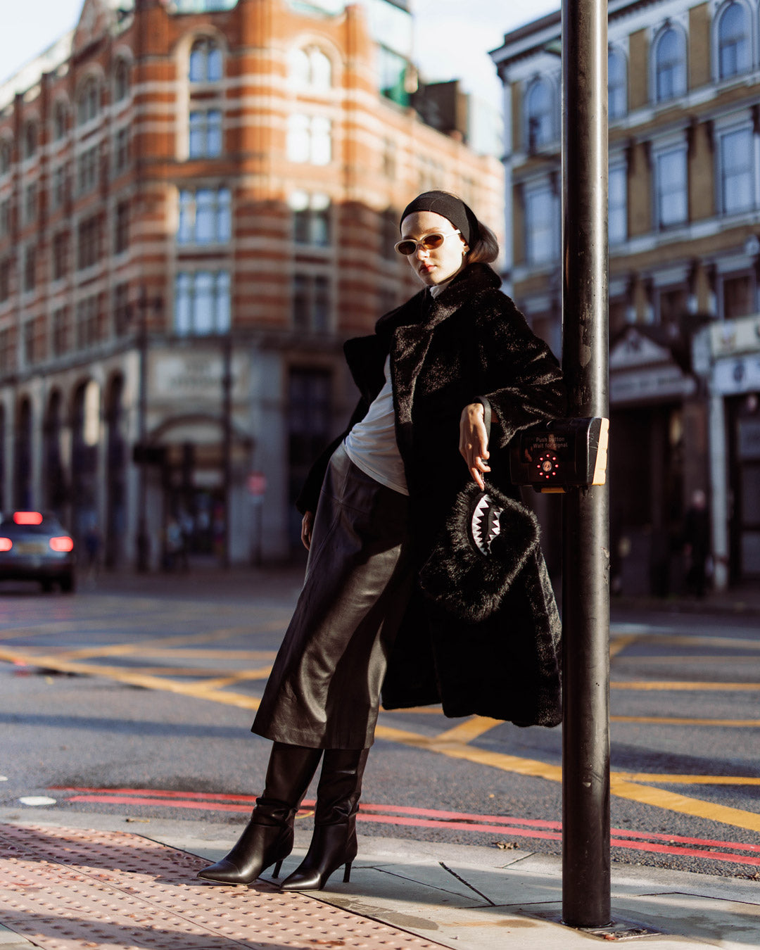 FURZILLA SHARK (NIGHT) CROSSOVER CLUTCH